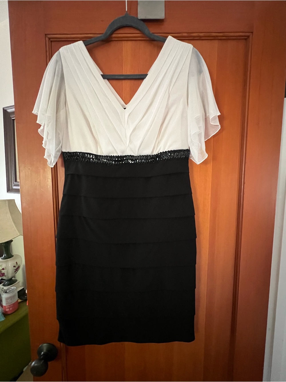 Elegant Two-Tone V-Neck Flutter Sleeve Dress in White and Black